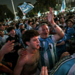 Como en 2001, la hinchada de Racing llenó dos canchas: Asunción y Avellaneda